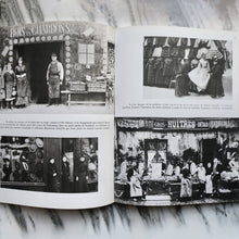 Load image into Gallery viewer, Dans les Rues de Paris au Temps des Fiacres La Porte Bonheur