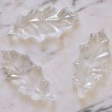 Load image into Gallery viewer, Holly Leaf Crystal Knife Rests - La Porte Bonheur