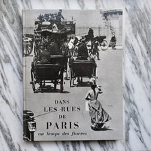 Load image into Gallery viewer, Dans les Rues de Paris au Temps des Fiacres La Porte Bonheur

